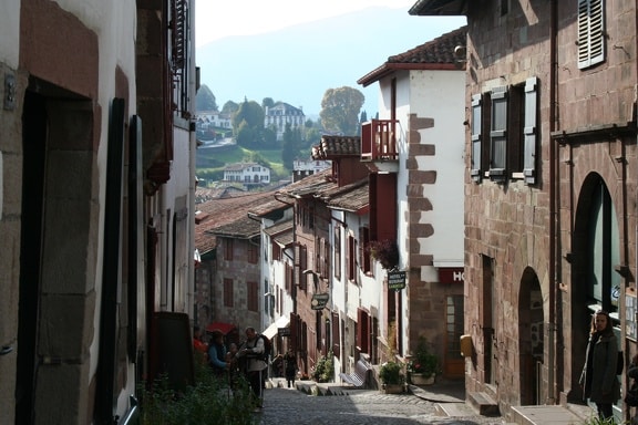 Rue typique du Pays Basque
