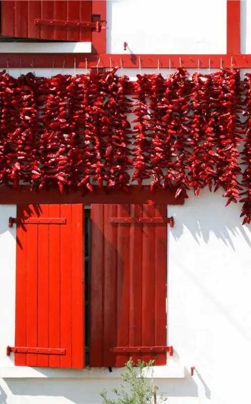 Les piments séchants sur une maison à Espelette