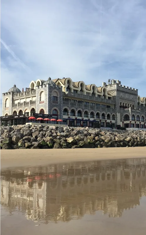 L'ancien casino d'Hendaye au bord de la mer