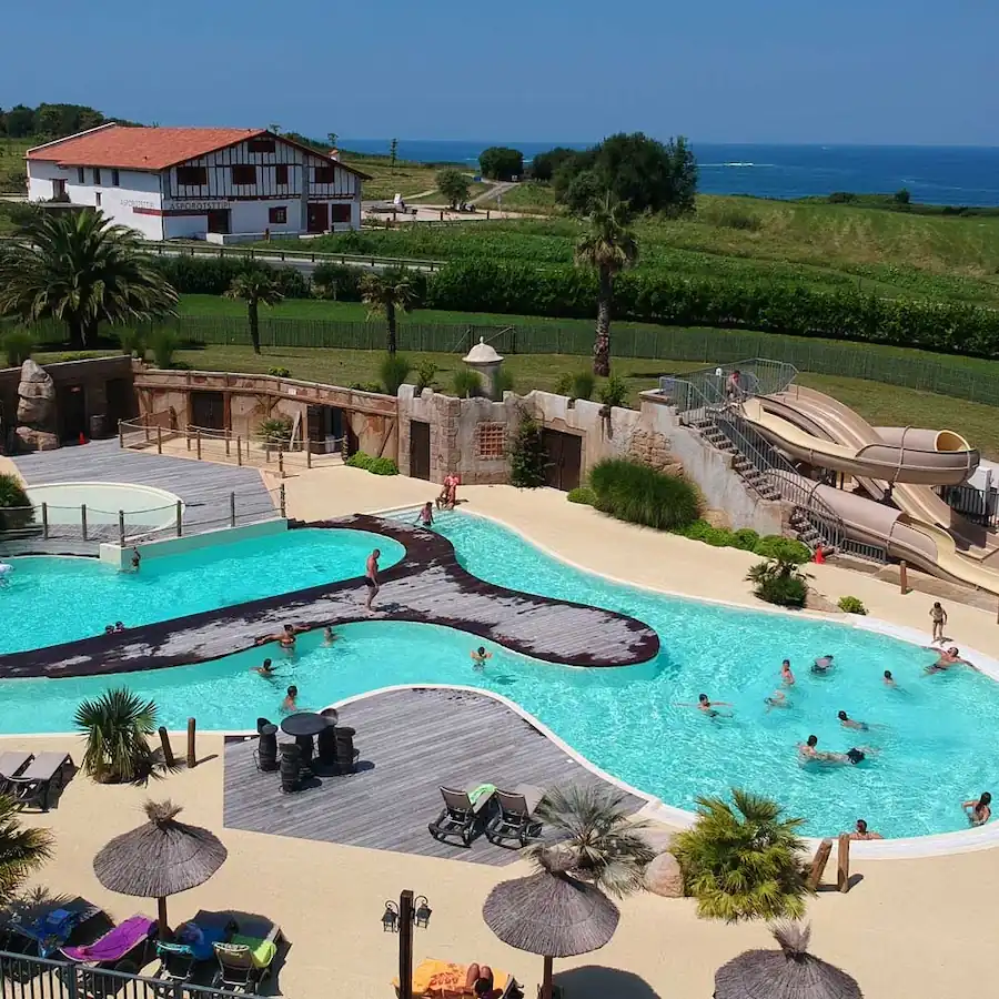 La piscine du camping au Pays Basque