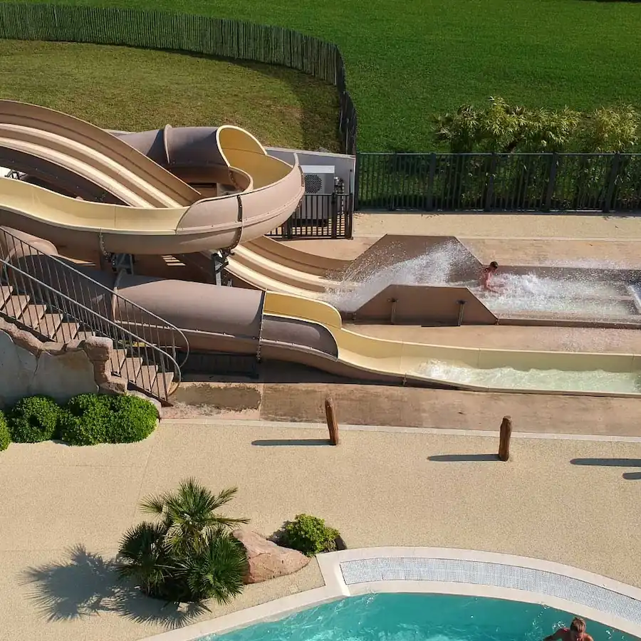 Toboggans de la piscine du camping Eskudaluna à Hendaye