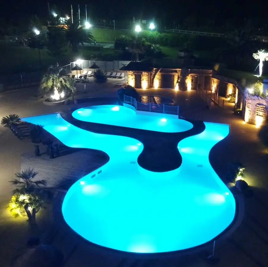 La piscine de nuit au camping sur la côte basque