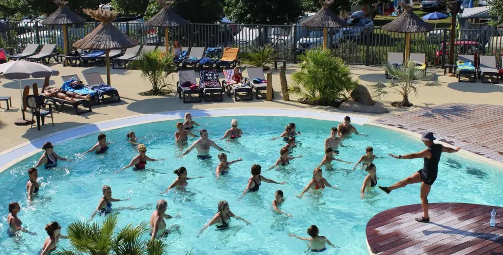 Une séance d'aquagym dans la piscine de notre parc aquatique