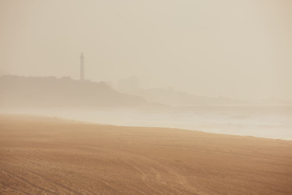 Phare Anglet sable brouillard